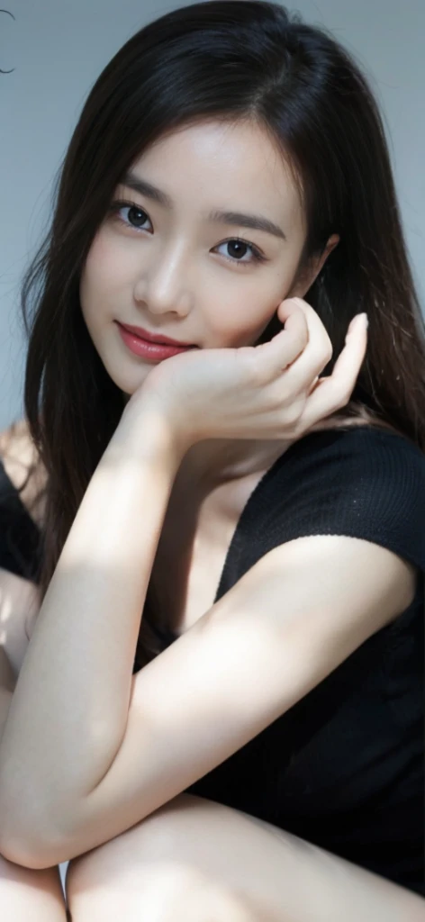 (On a table, Best quality at best, realistically, ultra - detailed, meticuloso, A high resolution, 8k wallpaper), Close-up portrait of a beautiful woman, Chariada, Smiling, light brown messy hair, Perfect dynamic composition, 美丽meticuloso的眼睛, Just like the cover of a fashion magazine, On campus