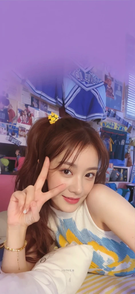 (On a table, Best quality, realistically, ultra - detailed, meticuloso, A high resolution, 8k wallpaper), Close-up portrait of a beautiful woman, Chariada, Smiling, light brown messy hair, Perfect dynamic composition, 美丽meticuloso的眼睛, Just like the cover of a fashion magazine, On campus
