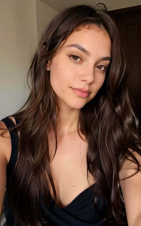 1 femme, Long Wavy Hair, dark brown eyes, top, Chambre, Selfie