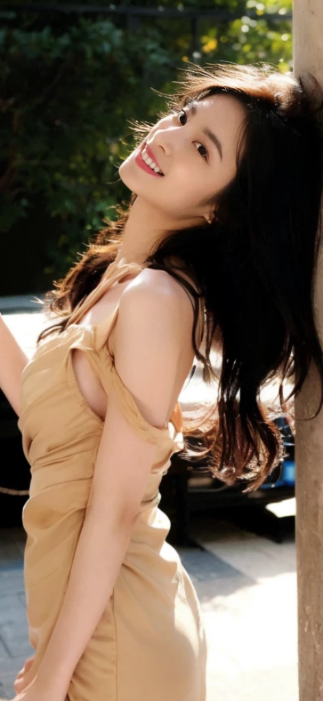 (On a table, Best quality, realistically, ultra - detailed, meticuloso, A high resolution, 8k wallpaper), Close-up portrait of a beautiful woman, Chariada, Smiling, light brown messy hair, Perfect dynamic composition, 美丽meticuloso的眼睛, Just like the cover of a fashion magazine, On campus