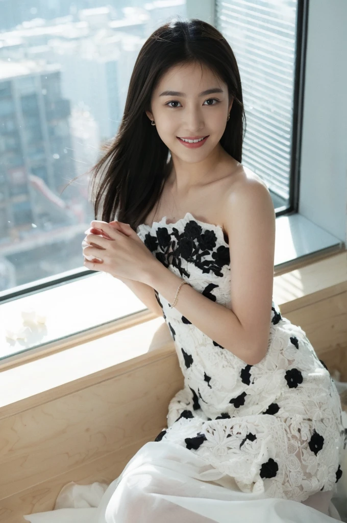 (On a table, Best quality, realistically, ultra - detailed, meticuloso, A high resolution, 8k wallpaper), Close-up portrait of a beautiful woman, Chariada, Smiling, light brown messy hair, Perfect dynamic composition, 美丽meticuloso的眼睛, Just like the cover of a fashion magazine, On campus