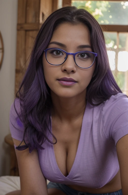 uma linda mulher morena de 38 anos, camisa curta: 1.5, clivagem, super clivagem, (camisa roxa (violeta: 1.5)), cabelos longos, wearing glasses, cabelos pretos, Cabelos lisos, pele negra, short azul com estampa de flores brancas pequenas, Realistic photo, perfect angle, luz natural, Ultra HD |, 8k