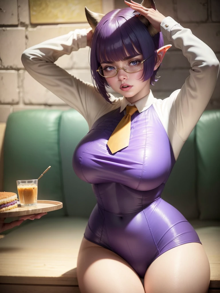 labios ligeramente abiertos, leotardo morado