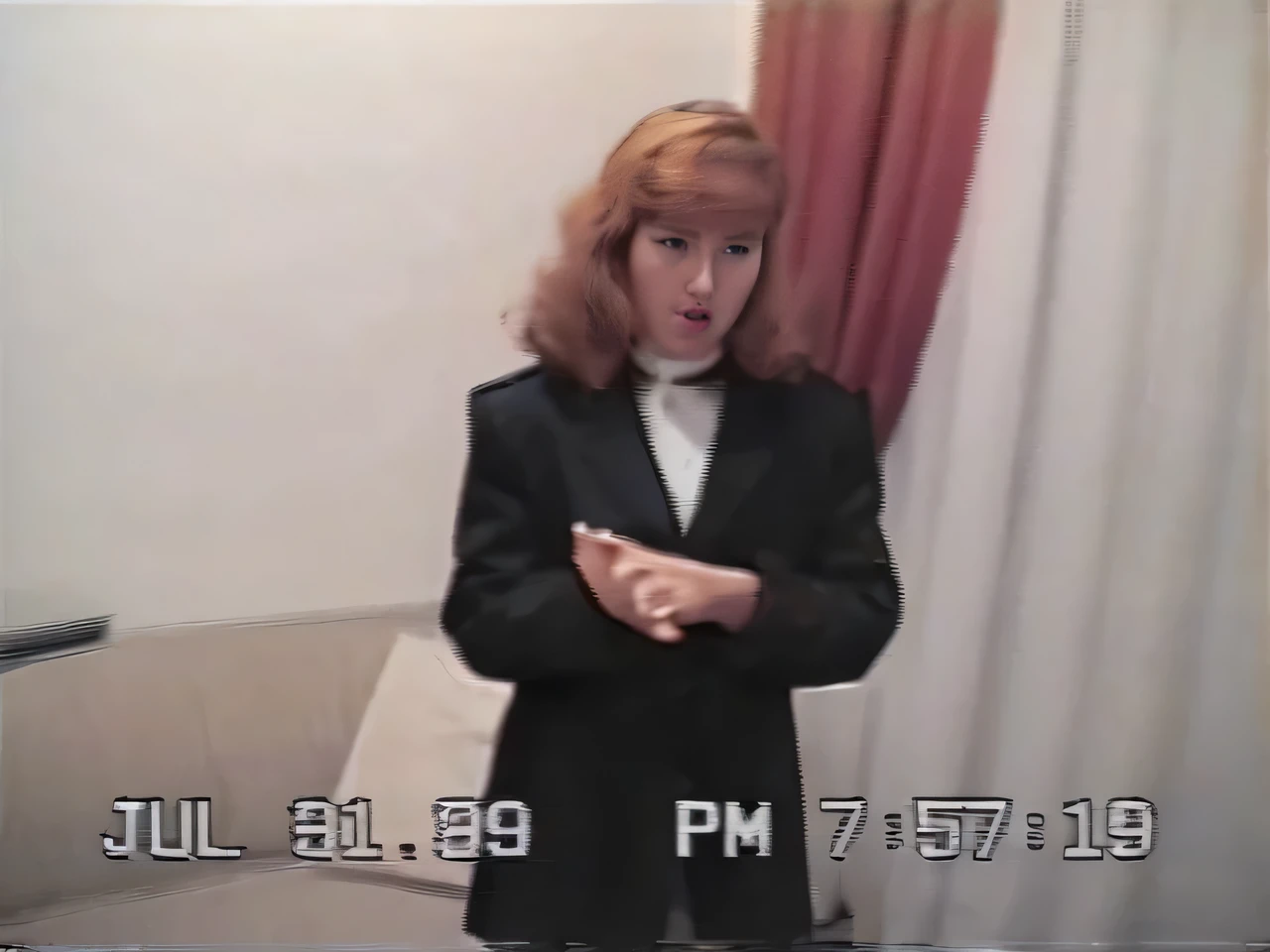 There is a woman standing in a room with a TV, Filmagens em VHS, home video footage, 1 9 8 0 s analog video, Filmagens em VHS still, Filmagem em fita VHS, bad vhs quality, 1996), Filmagem da filmadora VHS, VHS Recording, Imagens de arquivo, filmagens antigas, VHS encontrou imagens, Filmagens em VHS de um set de filmagem, 1997 )