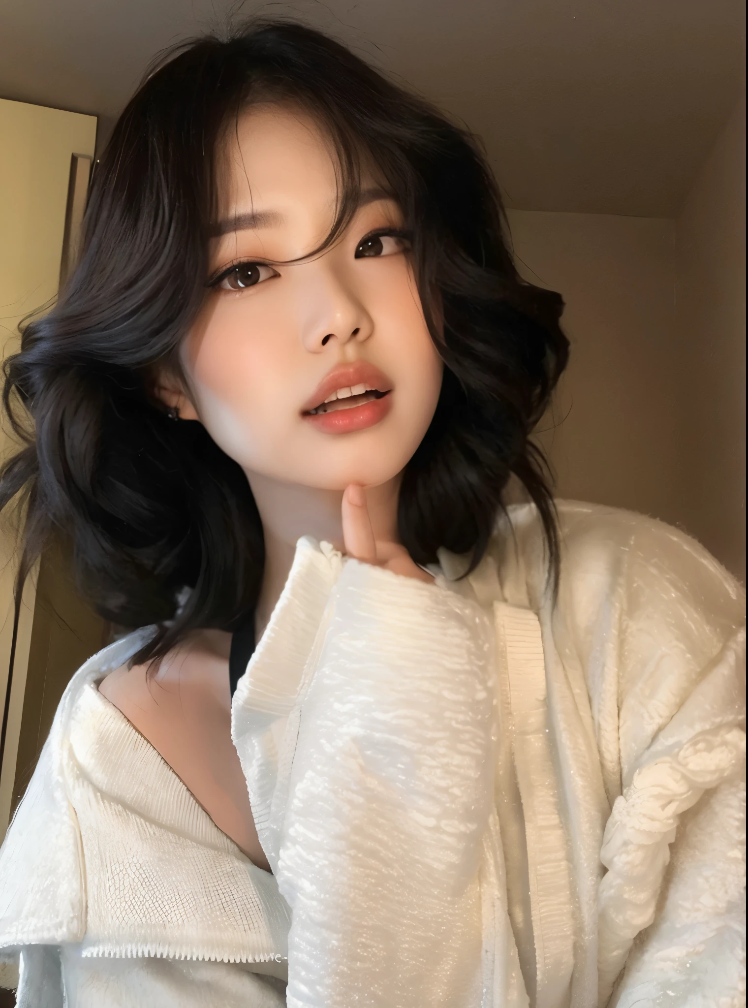 tem uma mulher com um suéter branco e um celular, com cabelo curto, beautiful south mulher coreana, Heonhwa Choe, gorgeous young mulher coreana, Ulzzang, Menina coreana, beautiful young mulher coreana, branco hime corte penteado, Jinyoung Shin, com cabelo curto with bangs, mulher coreana, jaeyeon nam, Lee Ji-eun, Lee Ji-eun