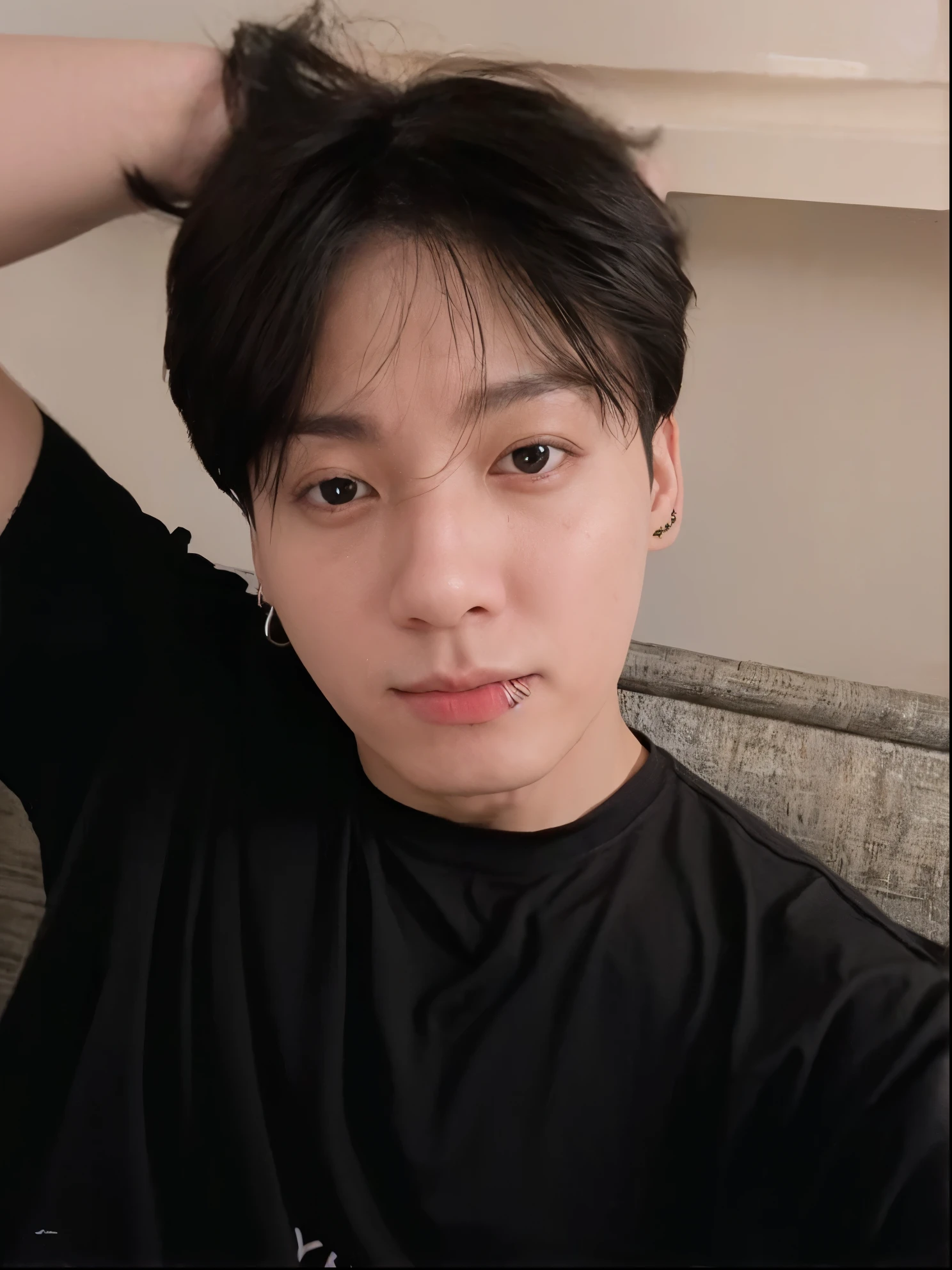 melhor qualidade, coreano, jovem, cabelo preto, sofa, sala de estar, camisa preta, Jungkook, BTS, grupo BTS, jeon jungkook, kook jung, inspirado em Jungkook do grupo BTS