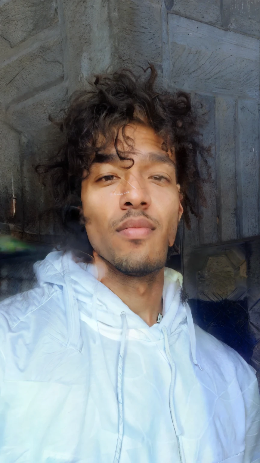 arafed man with encaracolado hair and a white hoodie, cachos por cima of his head, a black man with long encaracolado hair, encaracolado and short top hair, encaracolado middle part haircut, cachos por cima, headshot Foto do perfil, encaracolado afro, he has short encaracolado brown hair, no estilo de Tyler Mitchell, encaracolado haired, encaracolado, Foto do perfil, imagem de perfil, foto de perfil