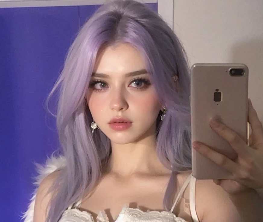 Araffada woman with purple hair and white dress taking a selfie, pelo lila, ava max, pale skin and purple eyes, 18 years, ella tiene el pelo morado, pelo lavanda, 16 years old, bella delfina, pale gothic beauty, pastel goth aesthetic, hada ellie bamber, pelo violeta, pelo largo de color violeta claro