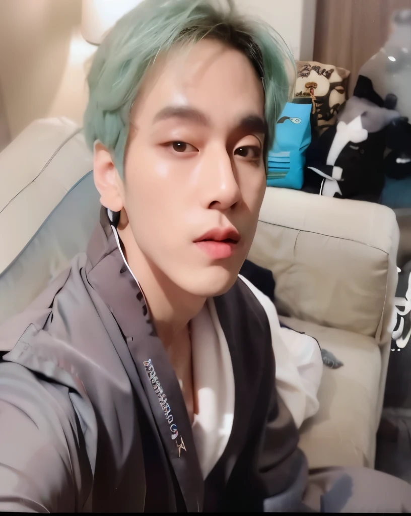 Green-haired Taehyung sitting on a sofa in a living room, Taehyung comendo batatas fritas Gucci, ele tem cabelos grisalhos escuros, BTS, Kim Taehyung, Wan lovely Korean face, Hyung tae, bonito, prince and androgene, Jovem, in teal clothes, Todos do Grupo BTS, inspirado em Taehyung