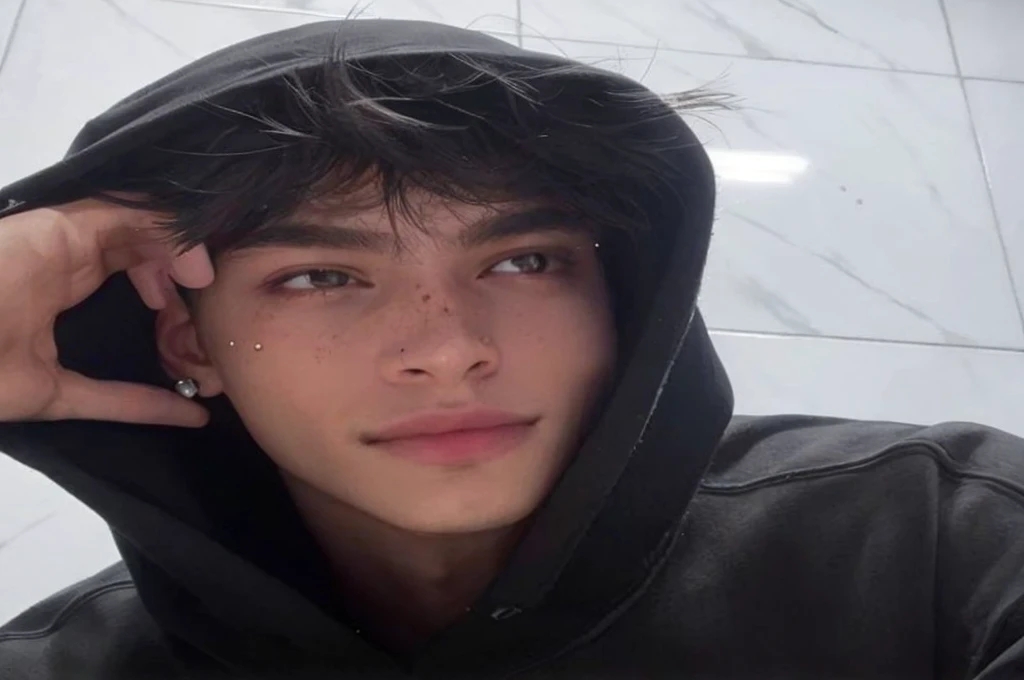 Joven arafed con piercings y una sudadera con capucha posando para una selfie, cara perfecta y chico, tommy 1 6 years, Mateo 9 5, hoja de anato finn. caras perfectas, Caio Santos, diego fernandez, aser duran, beautiful androgynous prince, jovencito, millas johnstone, inspirado en Juan Lucas