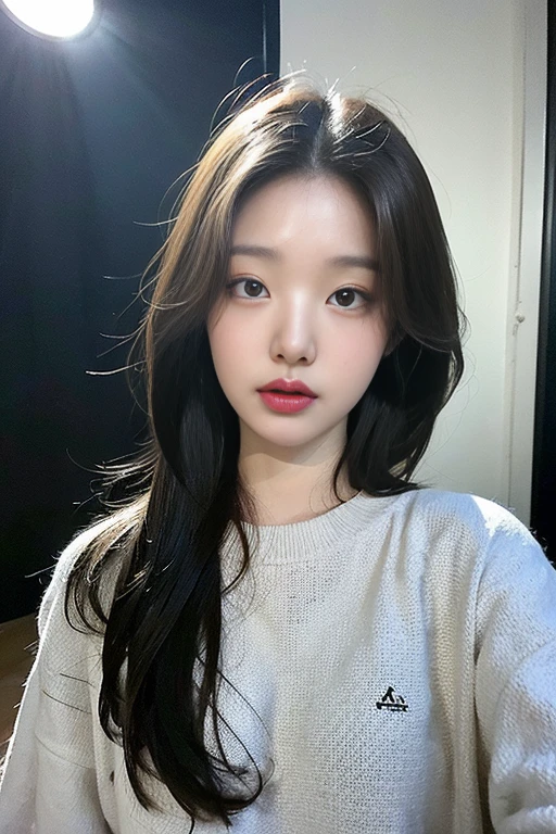 (corpo altamente detalhado, rosto altamente detalhado, melhor qualidade: 1.2), uma mulher wonyoung, olhar para o espectador, (moletom, (Background Studio photo graphic: 1.4)Photo Studio, cabelo escuros, selfie,