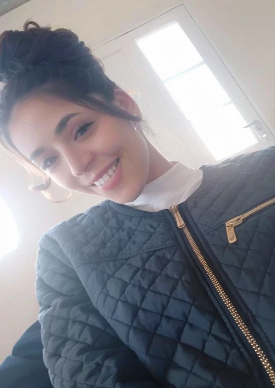 There is a woman who smiles and wears a jacket., around 19 years, 19 year old girl, 1 8 son, 1614572159, 18 years, 30 year old french woman, Magalie Villeneuve, imagen de muy muy baja calidad, 19 years old