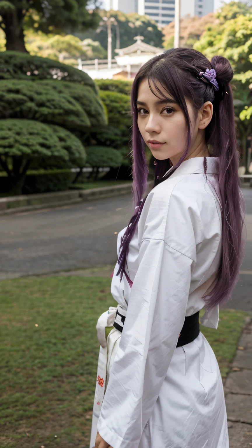 bonita, menina, 25 anos, Cabelo absurdamente longos, cabelo pintado todo de roxo, com um Kimono japones feminino de cor branco e roxo, mulher japonesa, fundo em um parque, ambiente de noite, apaixonada, realista.