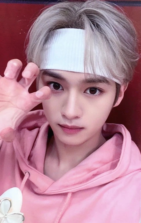 lee know blurred image of a person with a headband, lee know, Lee know, pintar ulzzang, inspirado em lee know, hyung lee know, todos do grupo stray kids, Retrato de Lee Know do Stray kids, Lee know, adorable and pale korean face