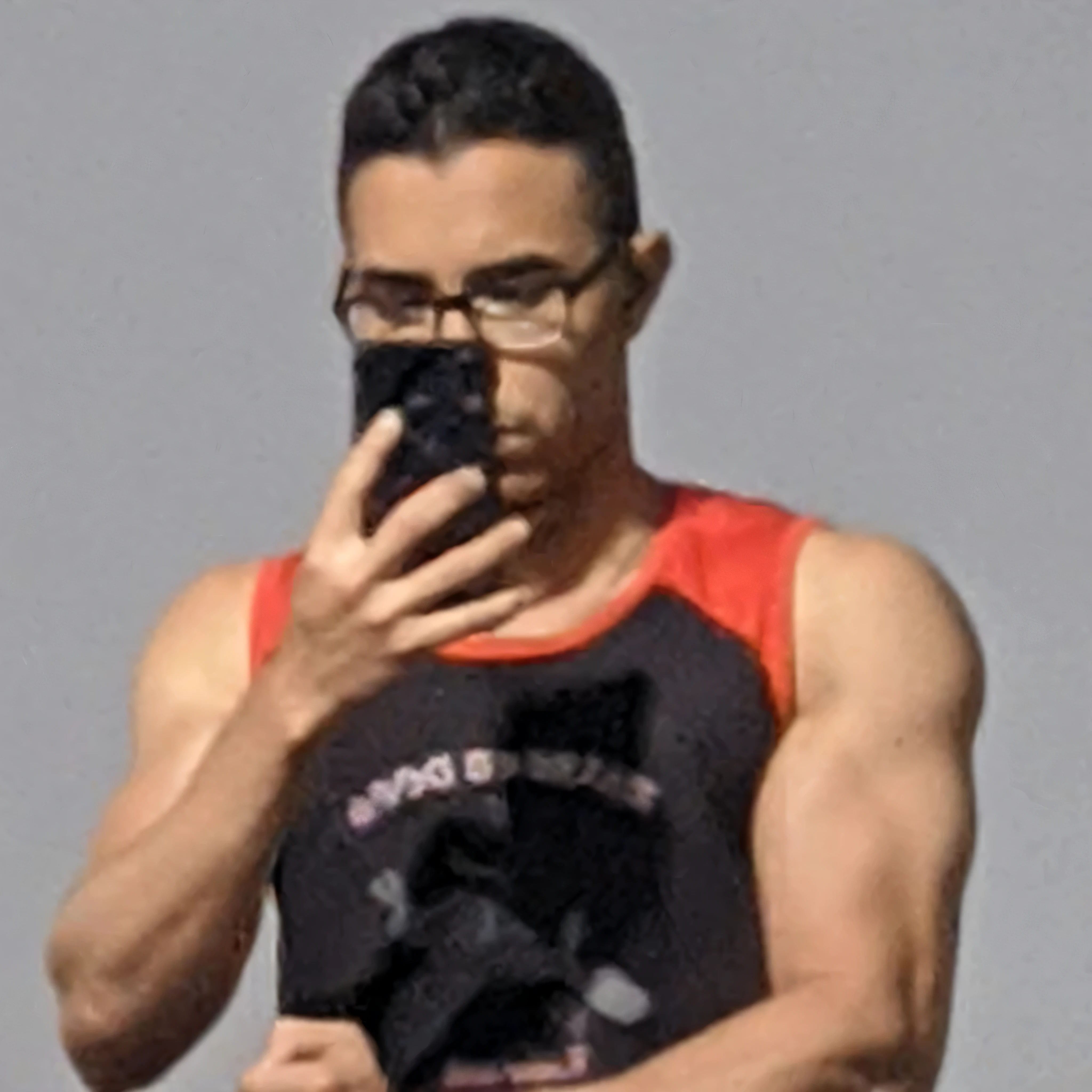 tem um homem tirando uma foto sua com o celular, foto adequada, bastante musculoso, in good physical shape, ligeiramente musculoso, magro, mas musculoso, mid shot of a handsome guy, ombros podem ser vistos, flexion, muscles, foto muito precisa, muito musculoso, vestindo uma regata, foto de perfil, extremamente musculoso.