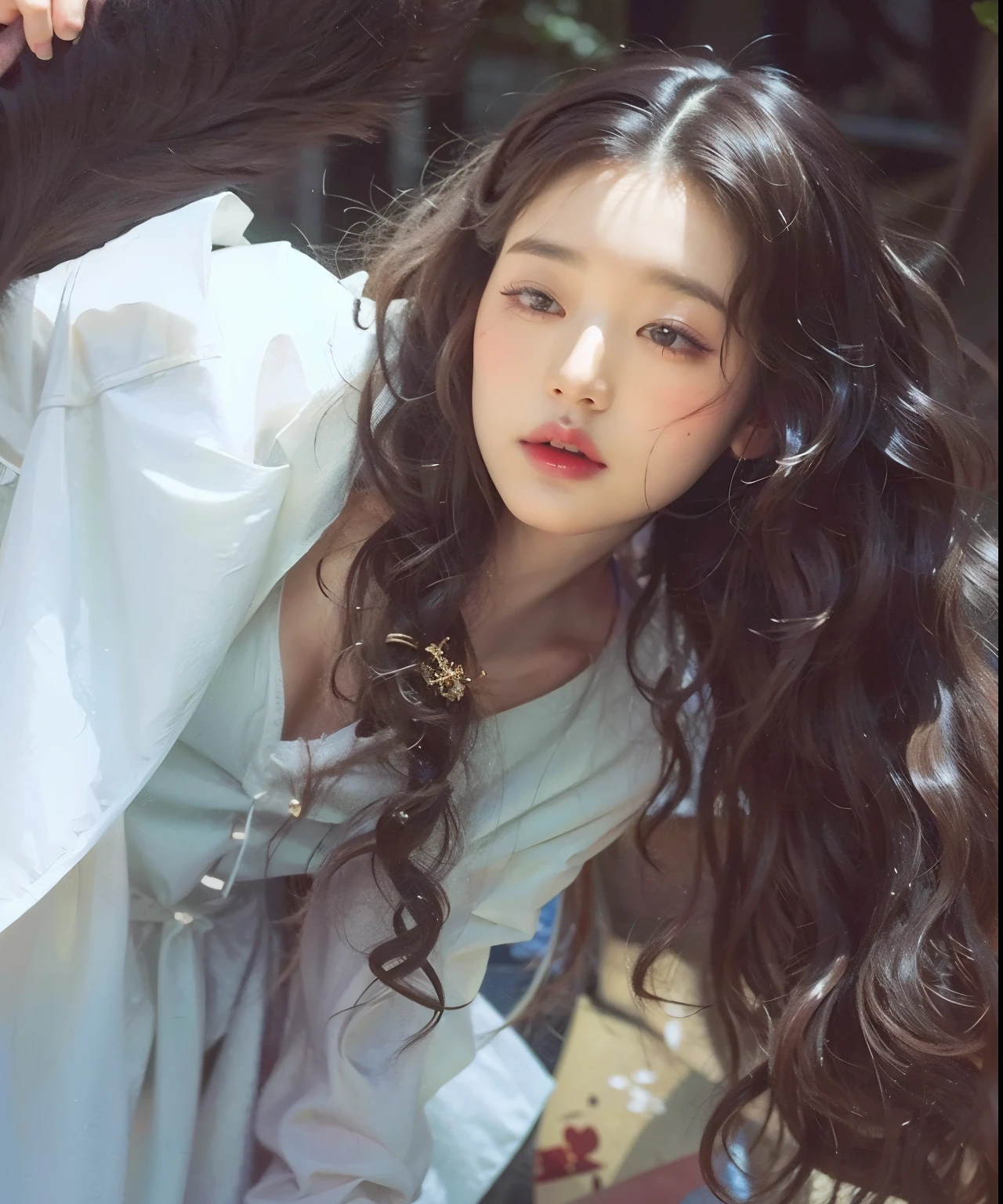 arafed woman con pelo largo y rizado leaning against a tree, por Zhang Han, por Wu Bin, chen xintong, ulzzang, gongbi, primera ola, con pelo largo y rizado, por Xia Yong, por Ni Tian, Jinyoung Shin, jaeyeon nam, heonhwa choe, por Ye Xin, ruan jia hermosa!