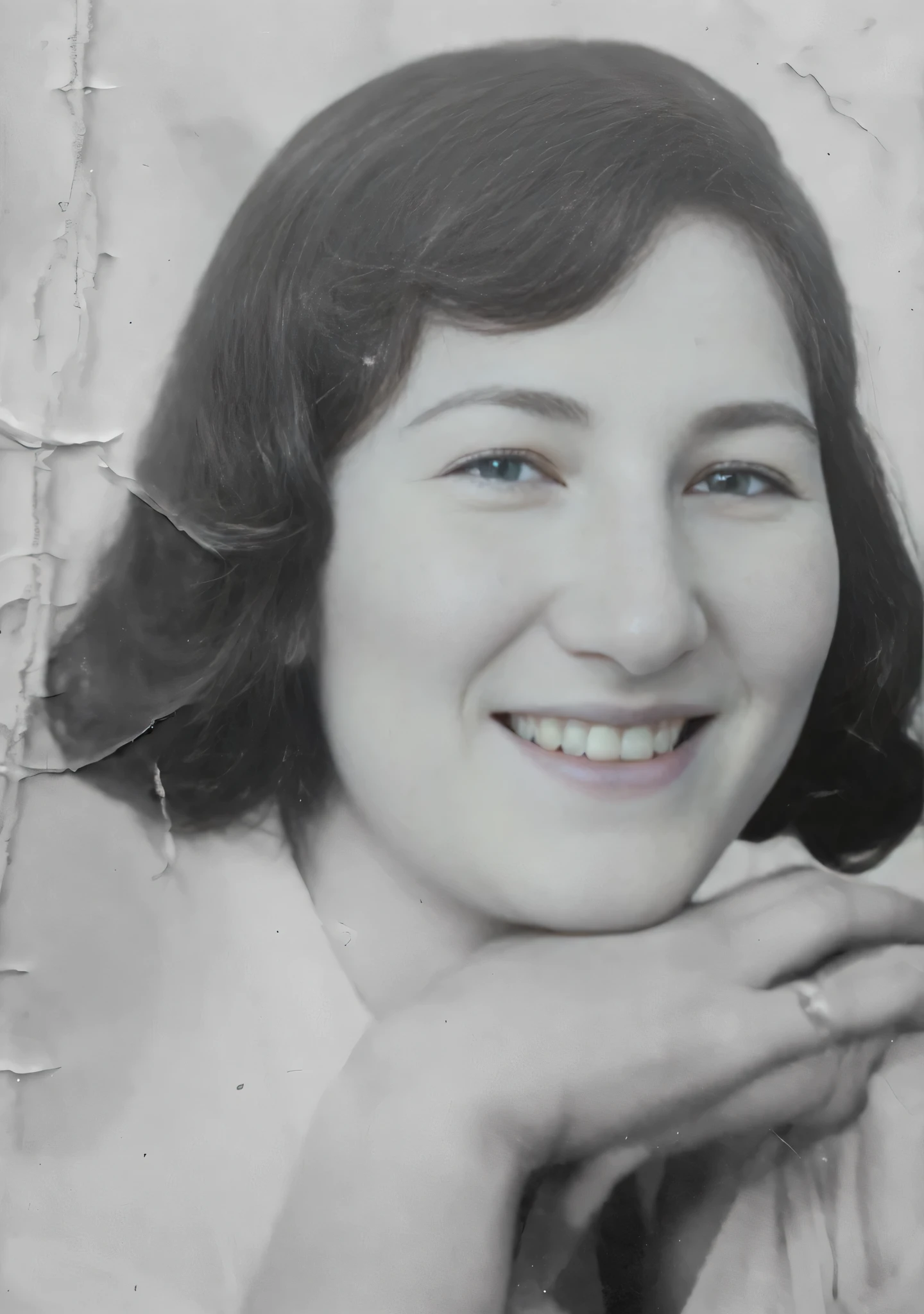 a black and white Foto de una mujer smiling and holding her hand on her chin, in his early 20s, Foto granulada de una mujer fea, taken in the early 2020s, Foto de una mujer, en su temprano 3 0, black and white old photograph, una vieja foto en blanco y negro, blanca alvarez, from 2 to 5 years