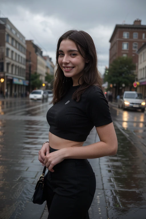 30 year old woman, with a young appearance, in the square (alone) singing, with an expression of joy (smiling), while it rains, in a cloudy and dark storm (without much traffic), with black clothes( Qualidade Superior, super definition, High definition))