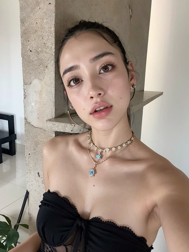 Mujer araffada con un vestido negro y un collar., Retrato de Sophie Mudd, bella poarch, kiko mizuhara, Dua Lipa, she parece una mezcla de mugre, foto de la bella gal gadot, soft devil queen cerveza madison, gargantilla de perlas, cara como ester exposito, parece una mezcla de mugre, cerveza madison