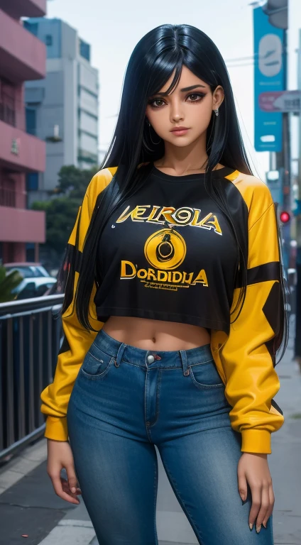 Hermosa mujer de piel morena cabello blanco ojos claros camiseta chaqueta de universidad dorada jeans negros en ciudad de neon de noche 