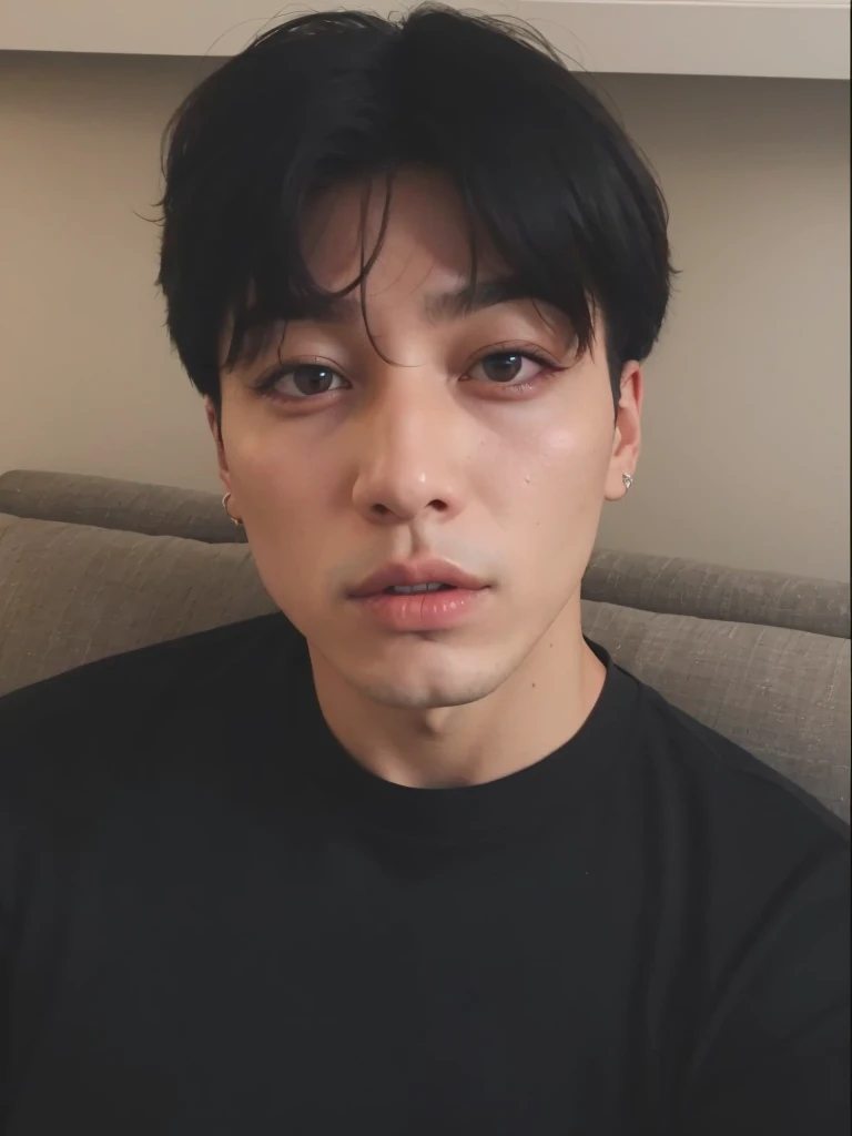 there a man in a black shirt sitting on a sofa, CEO Jungkook \his right eyelid is swollen, Jungkook \los labios carnosos, jeon jungkook, marcado jeon, jungkook, jungkook, jungkook/nariz griega, maldibula marcada Jeon jungkook, small beard, foto de perfil en la cabeza, Jungkook