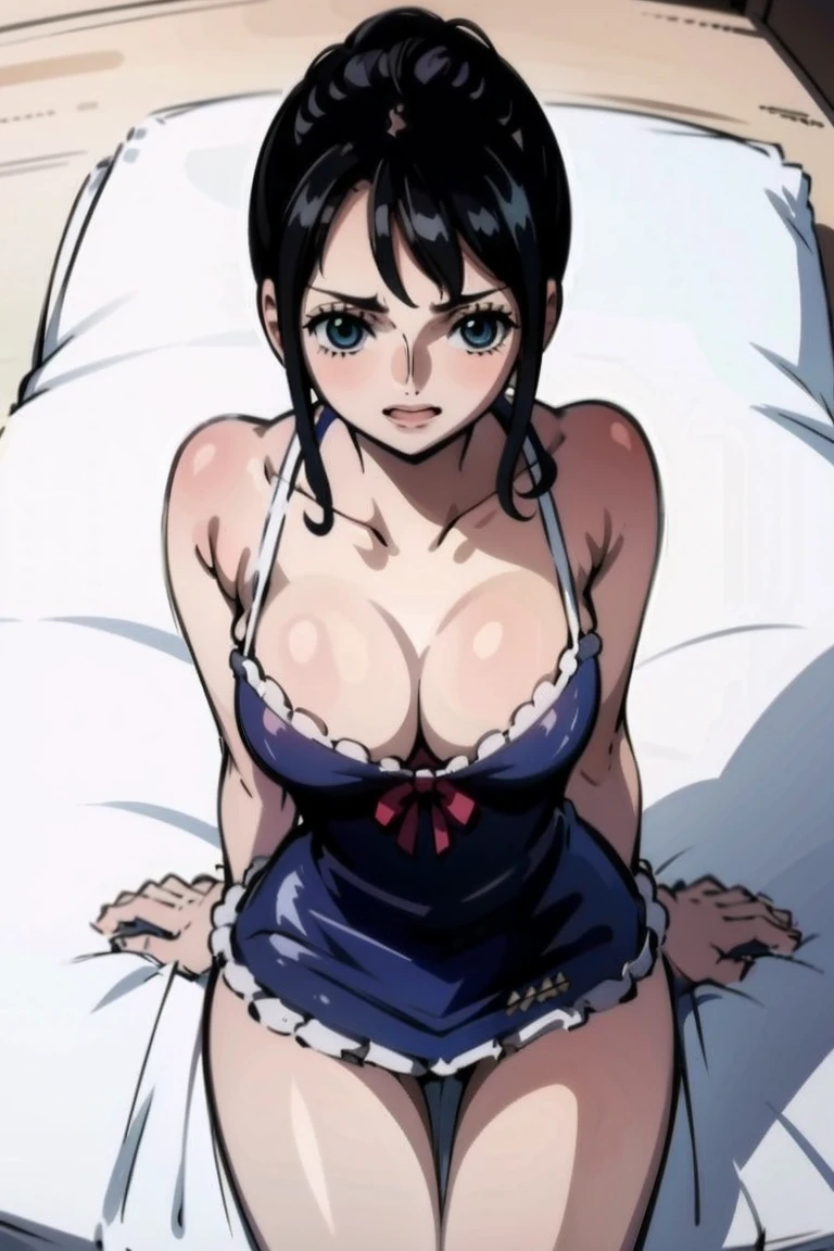 Fille nue cheveux longs jambes écartées
