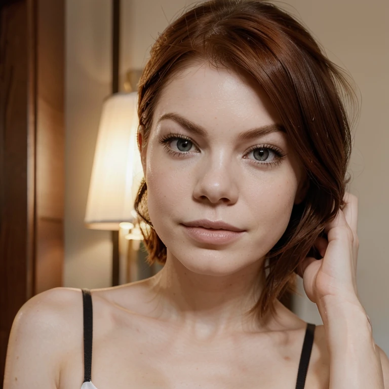 Mujer parecida a muchelle monaghan con color de pelo blanco
