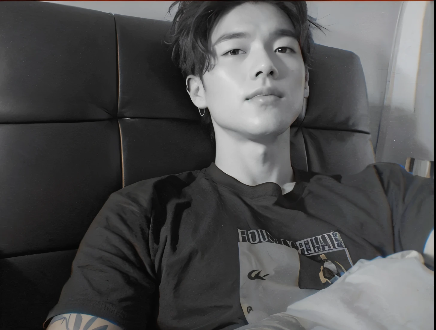 Homem coreano de pele clara e cabelos escuros
