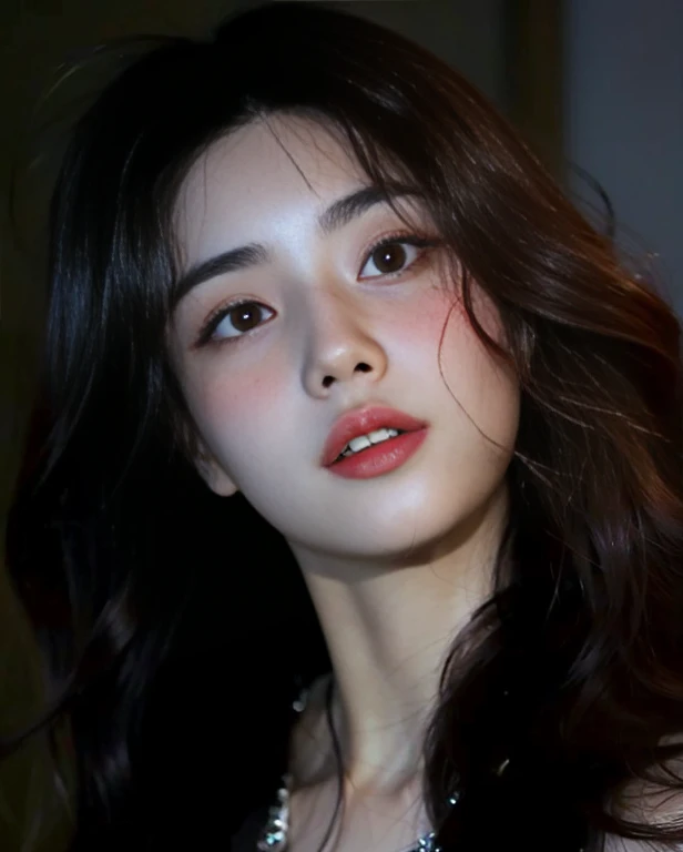 um close up de uma mulher com cabelos longos e um colar, cindy avelino, rosto sexy com maquiagem completa, jennie blackpink, Retrato de Jossi de Blackpink, Cara Sexy, Fotografia selfie 8k, beautiful aesthetic face, Mulher sul-coreana bonita, rosto extremamente bonito, with very thin lips, com olhos bonitos, dilraba dilmurat