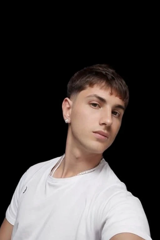 hombre arafed con camisa blanca sosteniendo un frisbee blanco en la mano, Andrea Savchenko, foto de perfil en la cabeza, vitaly bulgarov, taken in the early 2020s, frente a un fondo negro, Bogdan Rezunenko, encho enchev, foto de retrato foto de perfil, Kacper Niepokolczycki