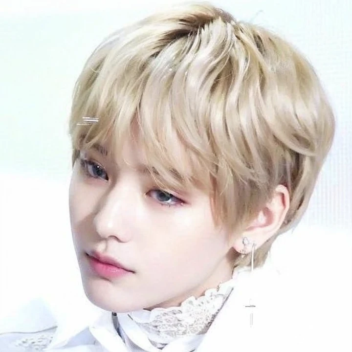 Un primer plano de una persona con corbata y camisa blanca, cai xukun, jungkook, hyung tae, Jimin\his right eyelid is swollen, yoongi de pelo negro, yanjun chengt, taehyung comiendo papas fritas gucci, inspirado en Kun Can, Con pelo corto, Jimin\los labios carnosos, inspirado en Bian Shoumin, pale korean adorable face, Jinyoung Shin