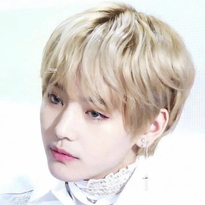 Un primer plano de una persona con corbata y camisa blanca, cai xukun, jungkook, hyung tae, Jimin\his right eyelid is swollen, yoongi de pelo negro, yanjun chengt, taehyung comiendo papas fritas gucci, inspirado en Kun Can, Con pelo corto, Jimin\los labios carnosos, inspirado en Bian Shoumin, pale korean adorable face, Jinyoung Shin
