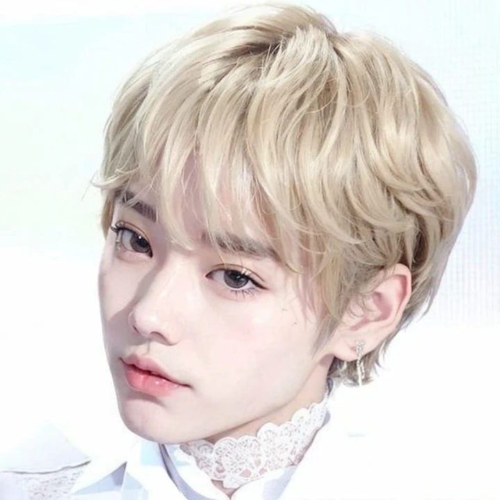 Un primer plano de una persona con corbata y camisa blanca, cai xukun, jungkook, hyung tae, Jimin\his right eyelid is swollen, yoongi de pelo negro, yanjun chengt, taehyung comiendo papas fritas gucci, inspirado en Kun Can, Con pelo corto, Jimin\los labios carnosos, inspirado en Bian Shoumin, pale korean adorable face, Jinyoung Shin