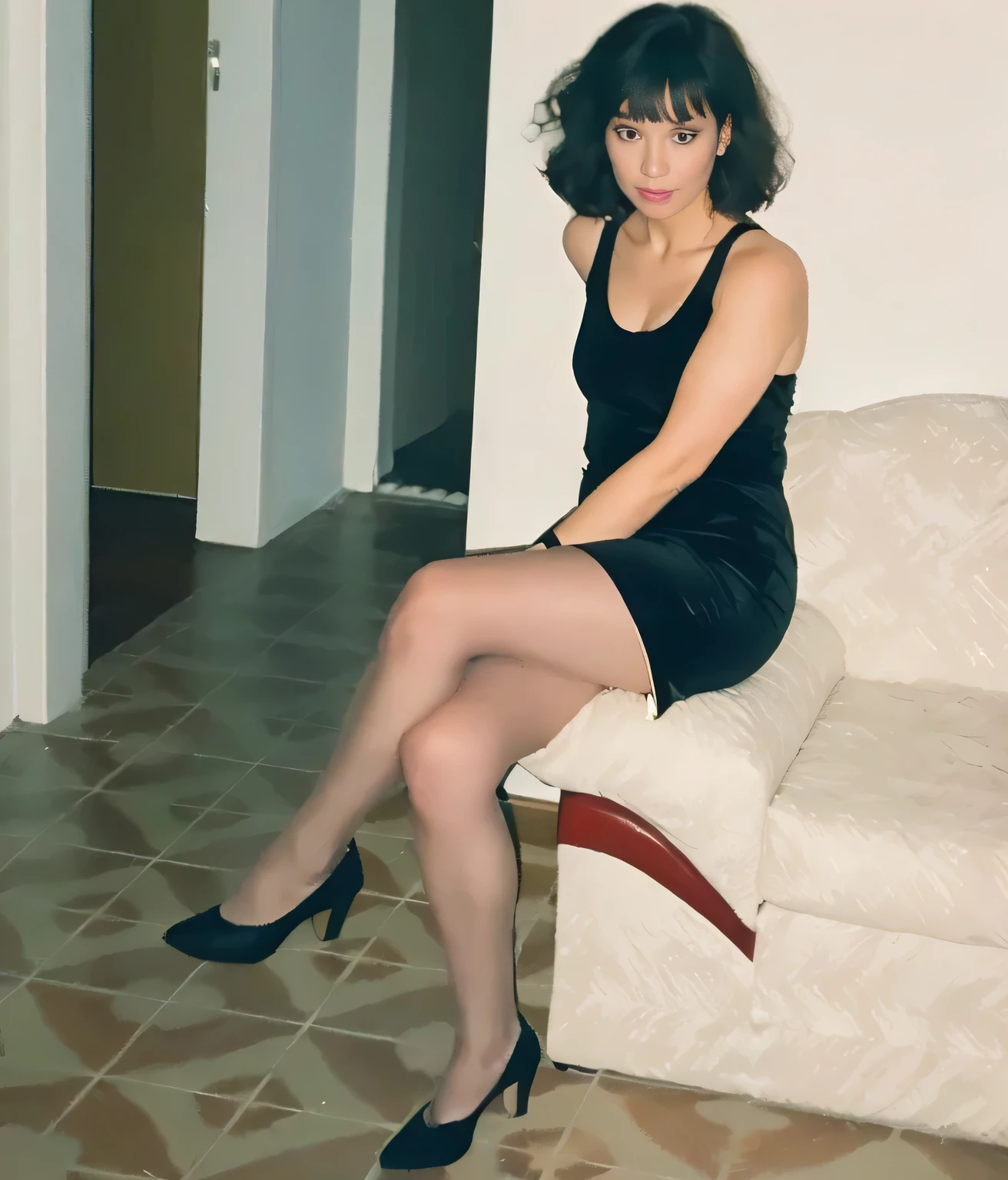 there is a woman sitting on a sofa in high heels, nylon pantyhose, pantyhose, pernas cruzadas, usando um vestido preto decotado, pantyhose, pernas elegantes, Ela tem cerca de 30 anos, imagem interna, ela tem cerca de 30 anos, meados dos anos 30, tirada em boate, Usando um vestido preto, mulher posando, roupa apertada, huge legs towering over you high quality, high resolution, obra de arte, 8k.