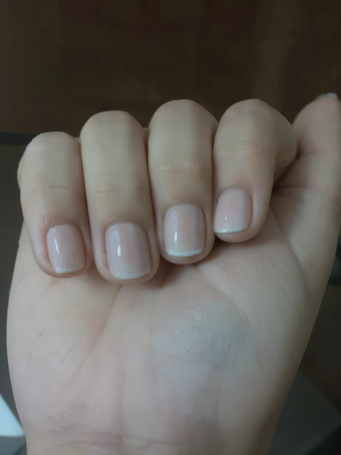 Alongue as unhas, pinte as unhas, Completely remove to cuticle, Make it look like a woman's hand, remova os pelos