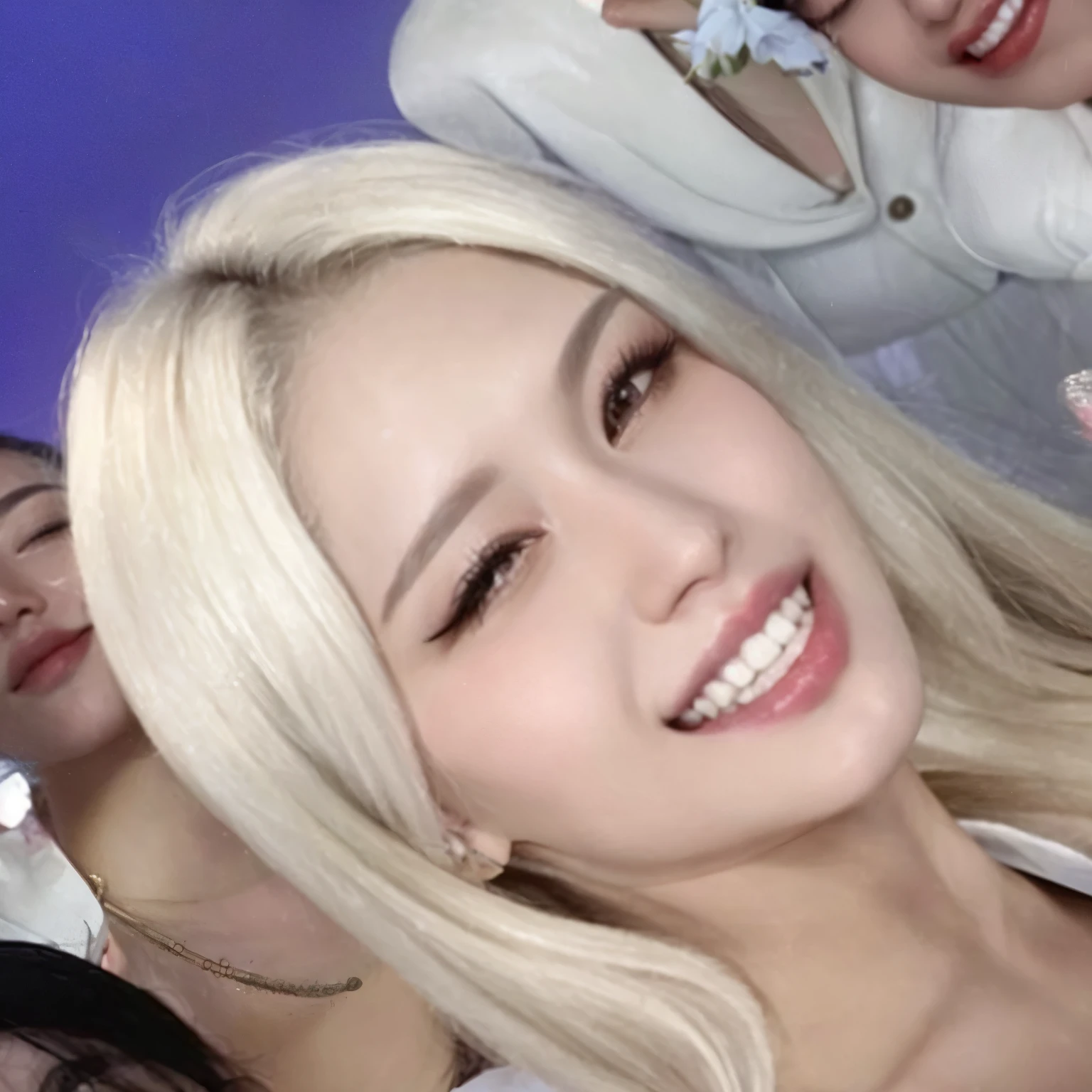 mulher loira com cabelos longos posando para uma foto, jeon somi cantora solo, cabelos loiros , jeon somi, so happy that her face hurts, somi her face looks like an orchid, your face covered in a whitish layer, korean idol, jeon somi, winking at the camera