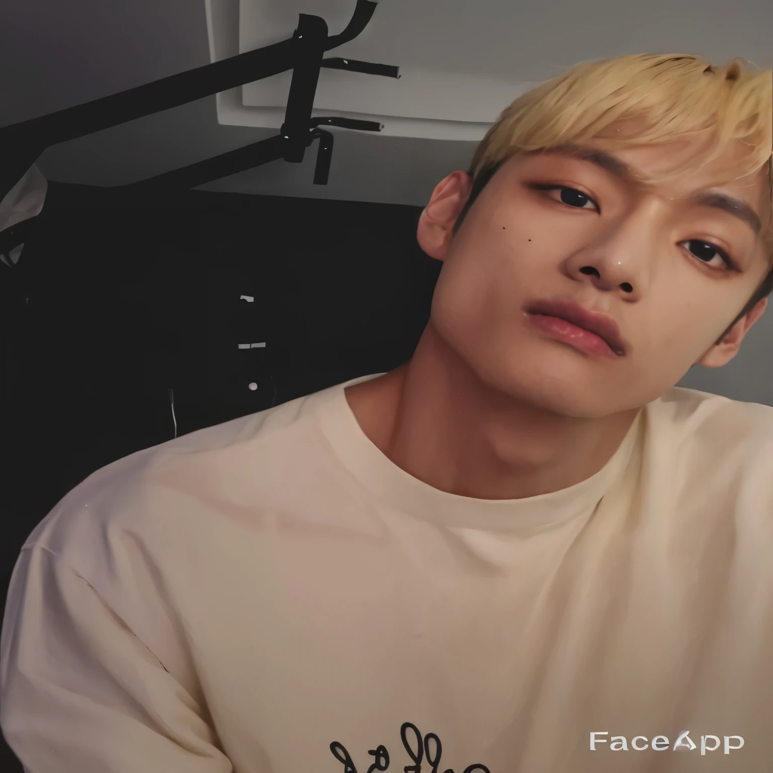chiseled man with blond hair and white shirt looking at camera, Taehyung comendo batatas fritas Gucci, hyung tae, Kim Doyoung, Jimin\the right eyelid is swollen, portrait of jossi do blackpink, jossi do blackpink, inspirado em jeonseok lee, taejune kim, Hong junho hyung, seus olhos brilhando amarelo, Jungkook