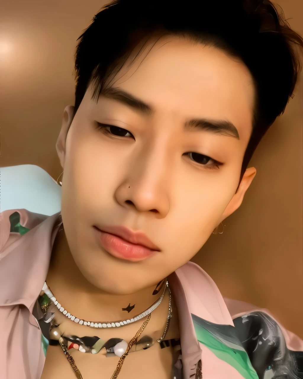 um close de uma pessoa usando um colar e uma camisa, Jimin\the right eyelid is swollen, hyung tae, Hong junho hyung, taejune kim, cai xukun, headshot imagem de perfilture, Jinyoung Shin, imagem de perfil, Kim Doyoung, Jimin\o nariz grego, Jimin\the full lips, Hsiao-ron, park Jimin