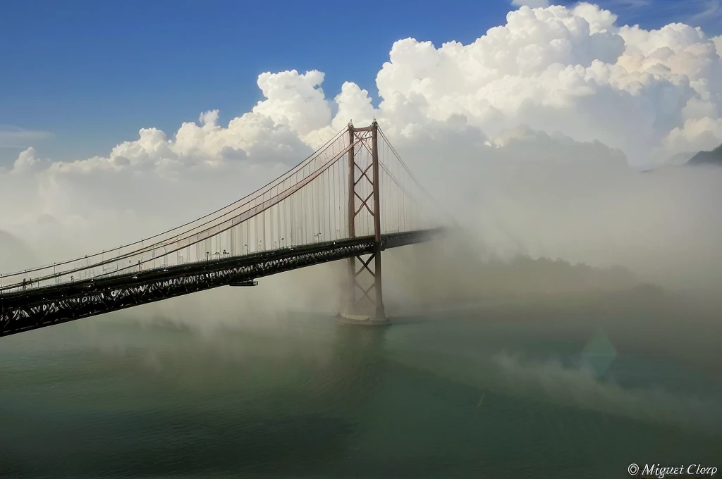 Luftaufnahme einer bridge inmitten eines nebligen Ozeans, bridge 2 5. April, Nebel, extreme Nebel, Nebel!!!, water Nebel, von Nadir Afonso, bridge, elegant bridges between towers, Nebel storm, hoch aufragende Türme und bridgen, mit Nebel, low Nebel, Nebel dramatisch, feuchter Nebel, im tiefen Nebel, Nebel!