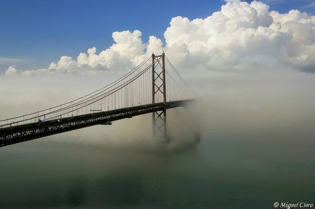 Luftaufnahme einer bridge inmitten eines nebligen Ozeans, bridge 2 5. April, Nebel, extreme Nebel, Nebel!!!, water Nebel, von Nadir Afonso, bridge, elegant bridges between towers, Nebel storm, hoch aufragende Türme und bridgen, mit Nebel, low Nebel, Nebel dramatisch, feuchter Nebel, im tiefen Nebel, Nebel!