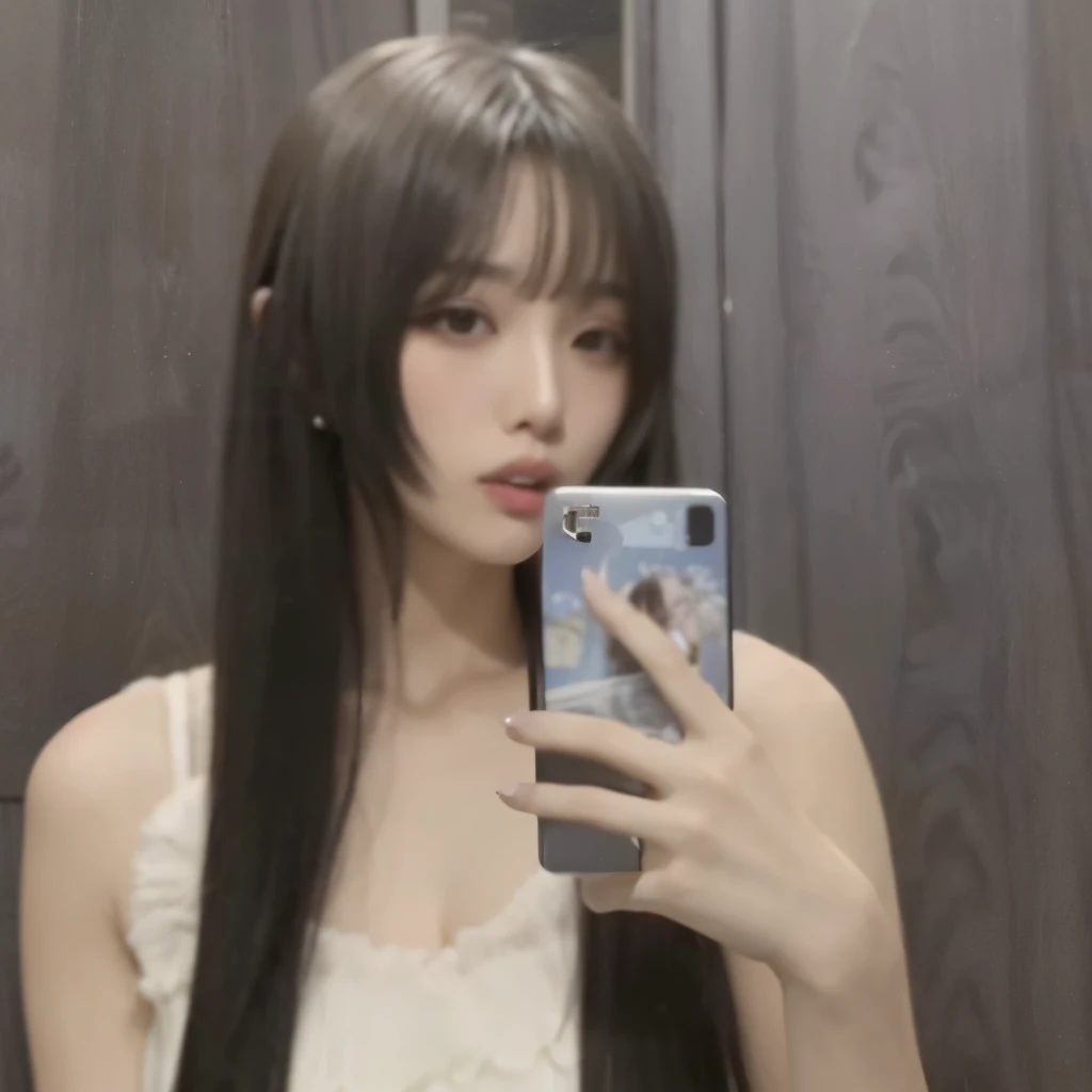 Araffe com longos cabelos pretos tirando uma selfie no espelho, cabelo longo com franja, long hair com franja completa, ela tem cabelo preto com franja, o corte Hime, franja romba cai na testa, Franja reta longa, corte de cabelo preto hime, com franja completa, cabelo preto longo com franja, hirai momo, black cabelo longo com franja