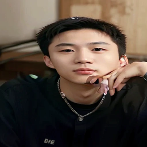 Man with a black shirt and a chain around his neck, cai xukun, adorable and pale korean face, Jinyoung Shin, Kim Doyoung, pintar ulzzang, inspirado em Bian Shoumin, young lovely korean face, homem sul-coreano, inspirado em Zhang Han, realista. Cheng Yi, young pale and beautiful asian face, Yanjun Chengt, sfw