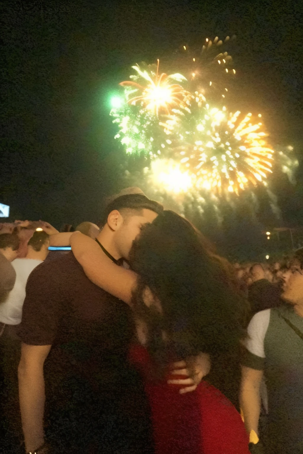 fireworks in the sky above a crowd of people watching a fireworks show, casal se beijando, fireworks, fireworks in the background, firework, a comemorar, celebration, fireworks in background, postagem no instagram, foto do snapchat, beijando, New Year&#39;s Eve, se beijando, garoto e garota, ele tem 19 anos, ela tem 19 anos