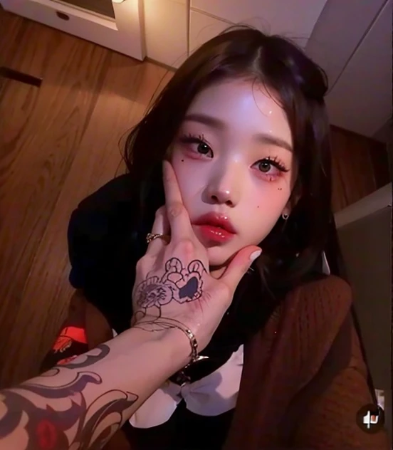 Un primer plano de una persona con un tatuaje en el brazo, ulzzang, cruel korean gothic girl, jennie rosa negro, jossi de blackpink, Jinyoung Shin, muchacha coreana, jisoo de blackpink, her face looks like an orchid, parque roseanne de blackpink, pale korean adorable face, foto de perfil, de chica taiwanesa con tatuajes, Jisoo de Blackpink