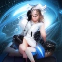 Shinano,Azur Lane Characters,Presented in a two-dimensional style。She is a woman with a very good figure,Has long white hair and blue eyes。She also has white fox ears and nine white fox tails。in,In her hand she holds a blue-white black hole,Sitting on a chair among the stars,There is a blue and white figure lingering behind