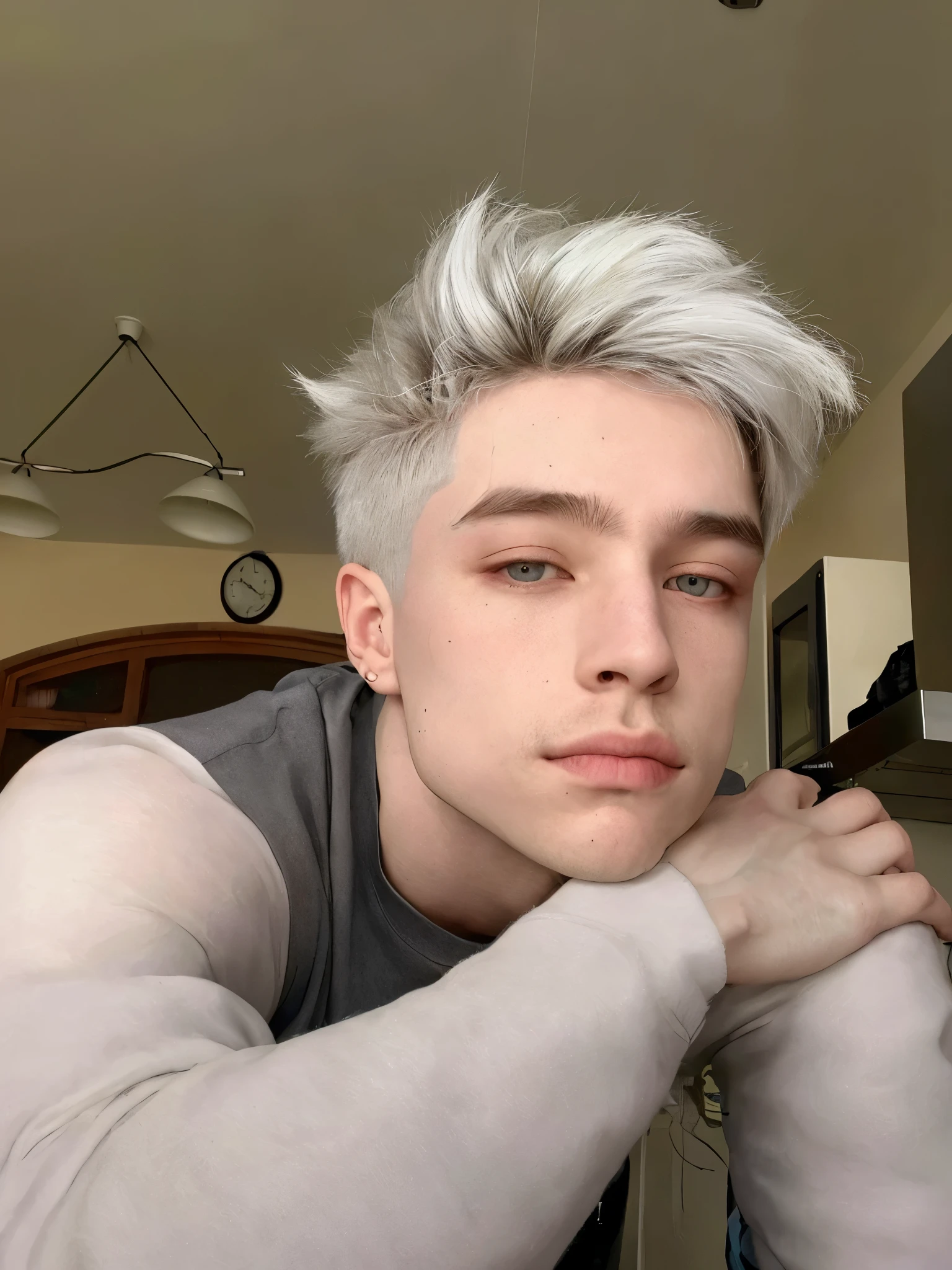 Hombre de pelo rubio con pelo blanco y camisa gris sentado en la cocina, el tiene pelos gris oscuro, Pale fur, xqc, contraction serpentine / jugador ludwig, color de pelo blanco, blanco - cabello rubio, chico rubio con ojos amarillos, extremely pale blonde hair, pelo blanco como una nube, joel fletcher, con cabello plateado, cabello rubio y ojos azules, pelo blanco