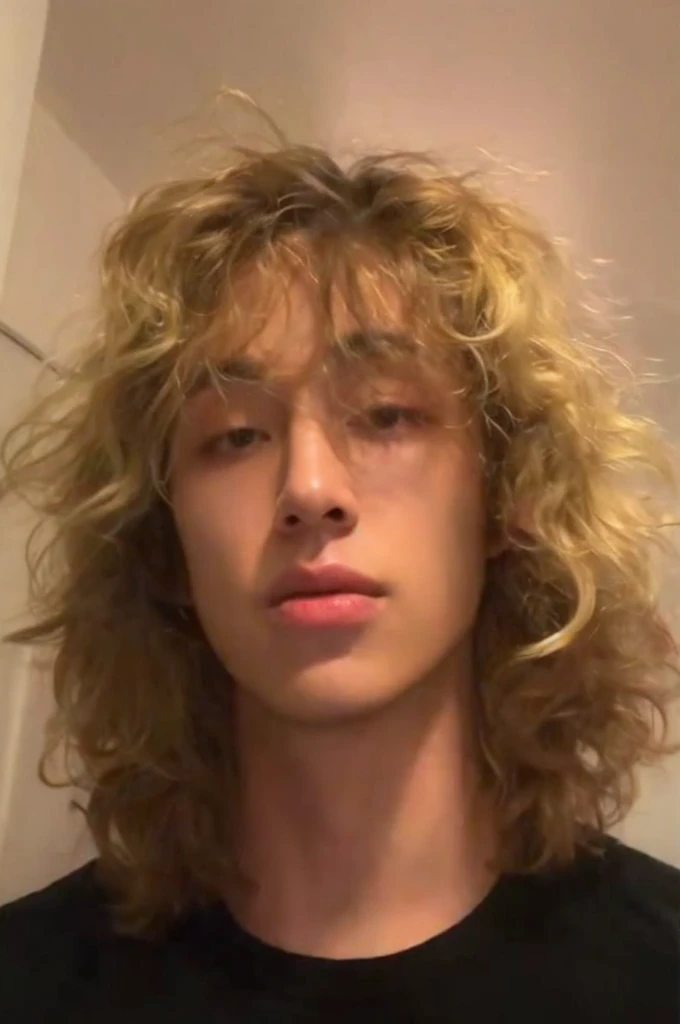 um close de um homem com cabelos cacheados e camisa preta, Corte de cabelo cacheado com parte do meio, ele tem cabelo castanho curto e encaracolado, roqueiro de cabelos longos e desgrenhados, curls on top of the head, her hair is messy and unkempt, taken at the beginning of 2020, com cabelos longos e cacheados, his hair is messy and wild, bts taehyung, bts jungkook 