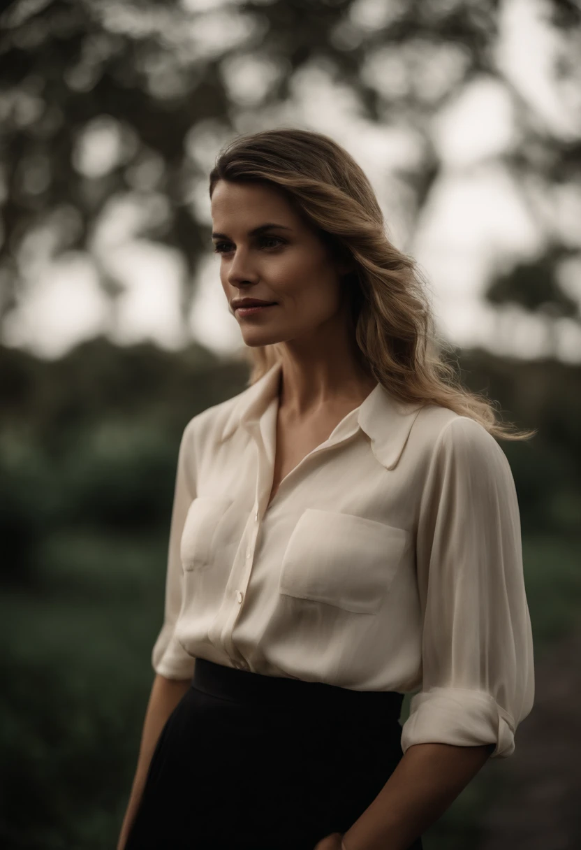 Linda mulher usando camisa de viscose creme e saia preta plissada