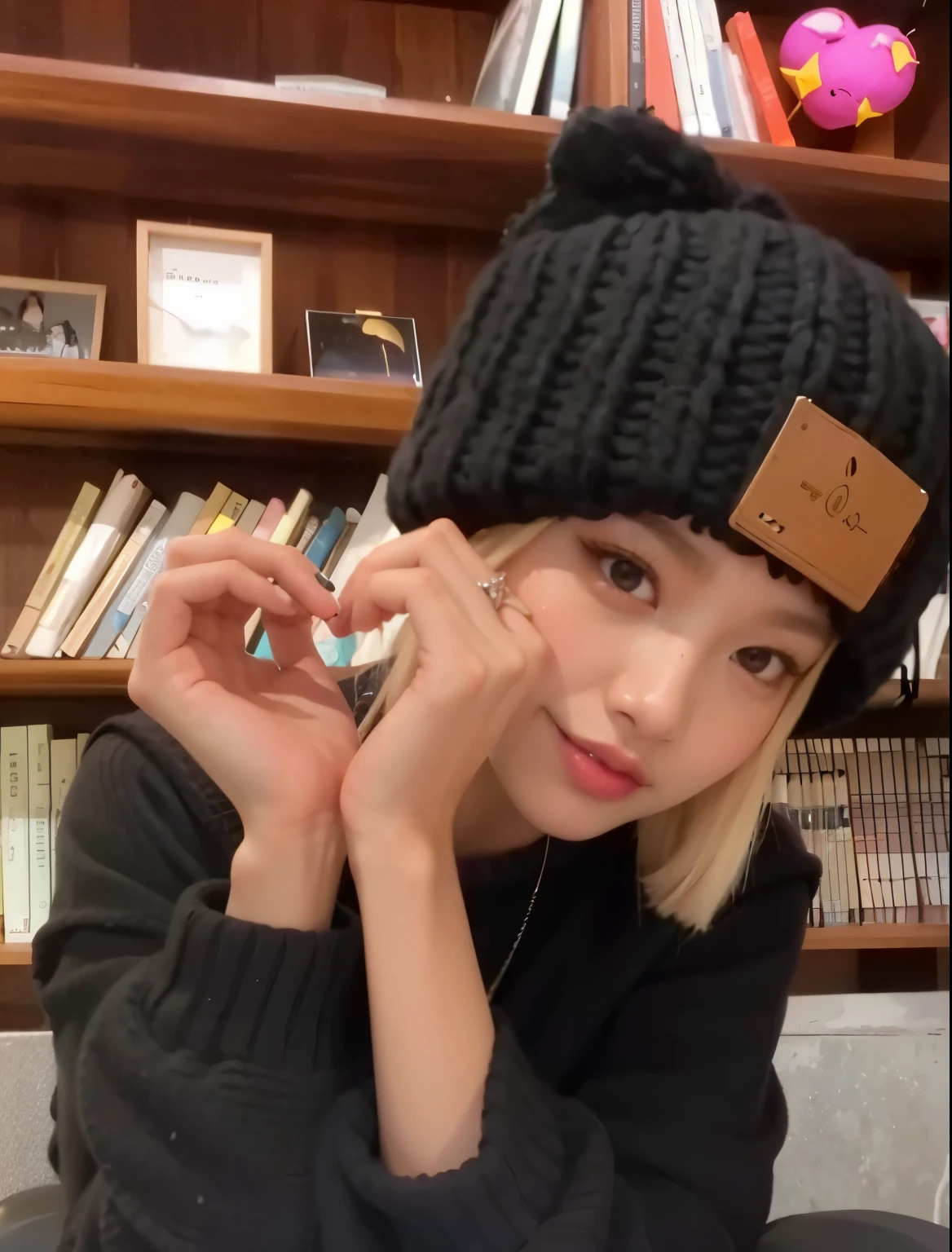 Arafed woman wearing a black sweater and a black hat holding a cell phone, parque roseanne de blackpink, tzuyu de dos veces, jossi de blackpink, sol yunjoo, Lalisa Manoban de Blackpink, jennie rosa negro, ruan lindo vtuber, portrait of jossi de blackpink, lleva un lindo sombrerito, pale korean adorable face