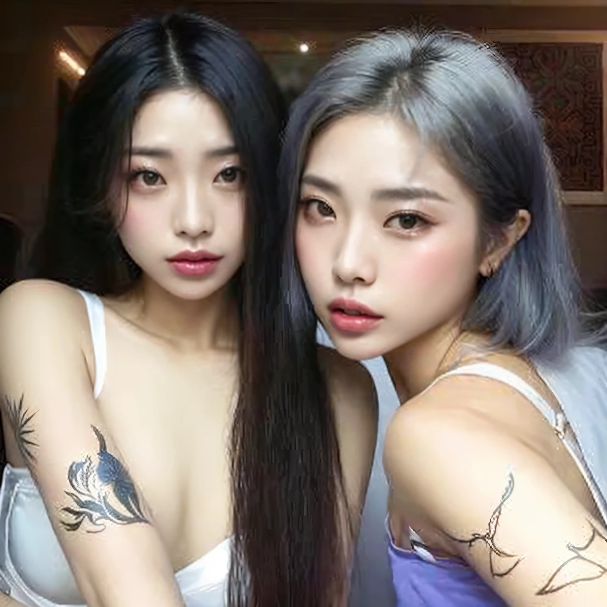 duas mulheres com cabelos longos e tatuagens posando para uma foto, de garota taiwanesa com tatuagens, maquiagem sul-coreana popular, nixeu e sakimichan, cabelo de duas cores, Ulzzang, longos cabelos lisos prateados, maquiagem coreana popular, cabelos grisalhos lisos, com o mesmo penteado, com cabelos longos brancos, beautiful Gemini twins, sakimichan, inspirado em Wang Duo